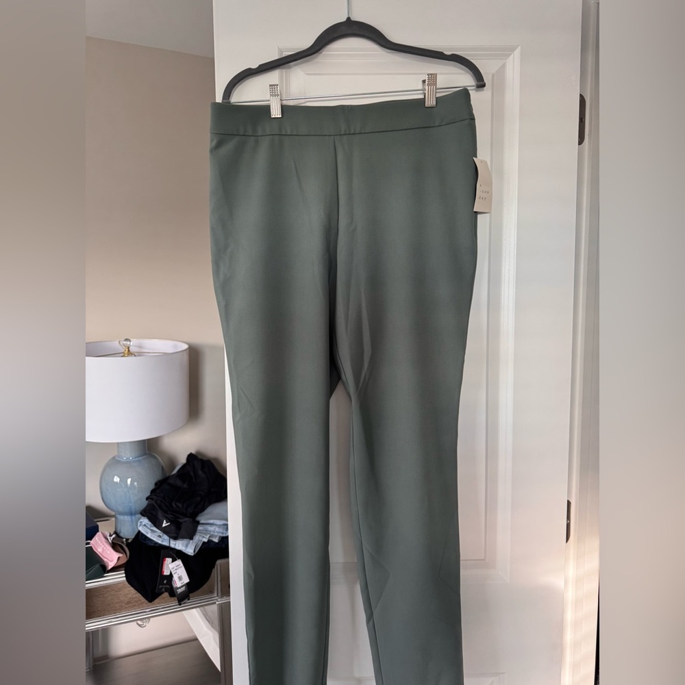 a new day Women's Pants Size 12 Long NWT Green